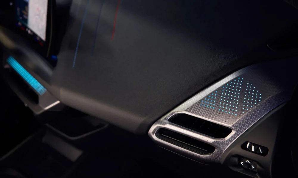 Фото BMW 2 серии Gran Coupe (2024) — интерьер, фото 2. Общий план салона: архитектура панели, консоль и кресла. Светлая гамма зрительно расширяет салон, тёмная — практичнее в уходе BMW 2 серии Gran Coupe (2024) — интерьер, фото 2