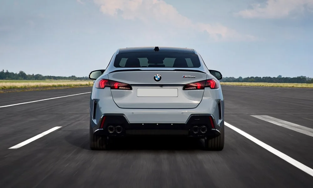 Фото BMW 2 серии Gran Coupe (2024) — вид сзади, фото 5. Линия крыши, стойки и задняя дверь в сером исполнении. Насадки выхлопа или их имитация внизу бампера различают версии BMW 2 серии Gran Coupe (2024) — вид сзади, фото 5