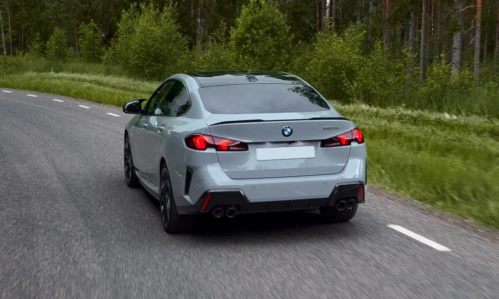 Фото BMW 2 серии Gran Coupe (2024) — вид сзади, фото 9. Корма в сером цвете: графика фонарей и пластика пятой двери BMW 2 серии Gran Coupe (2024) — вид сзади, фото 9