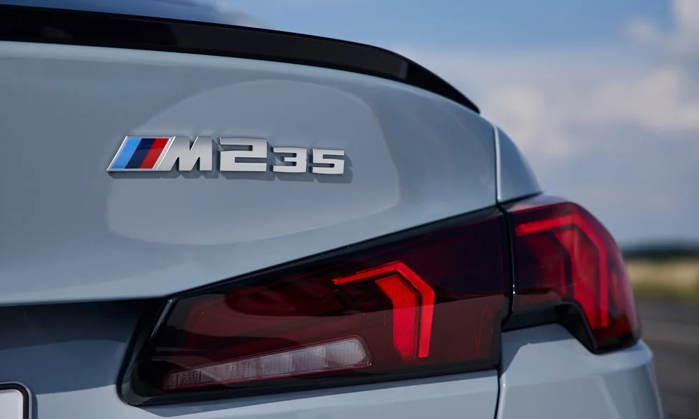 Фото BMW 2 серии Gran Coupe (2024) — вид сзади, фото 11. Графика фонарей, бампер и оформление пятой двери. Светодиодная полоса или раздельные секции — задняя оптика стала главным украшением кормы BMW 2 серии Gran Coupe (2024) — вид сзади, фото 11