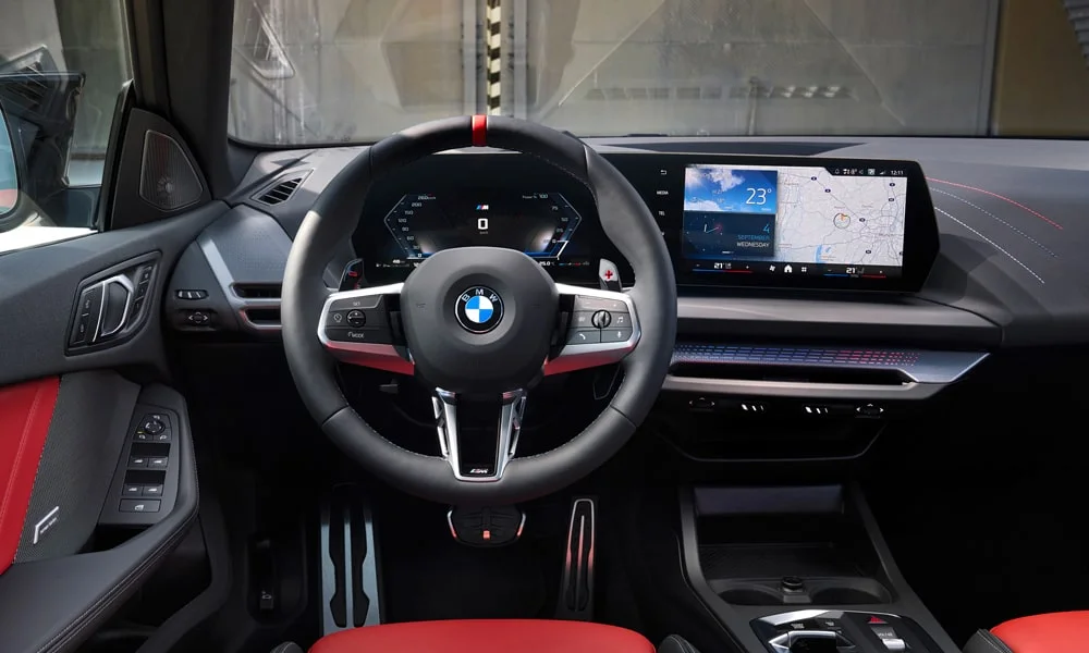 Фото BMW 2 серии Gran Coupe (2024) — руль. Обшивка обода и компоновка спиц крупным планом. Обогрев обода — опция, которую оценят зимой BMW 2 серии Gran Coupe (2024) — руль