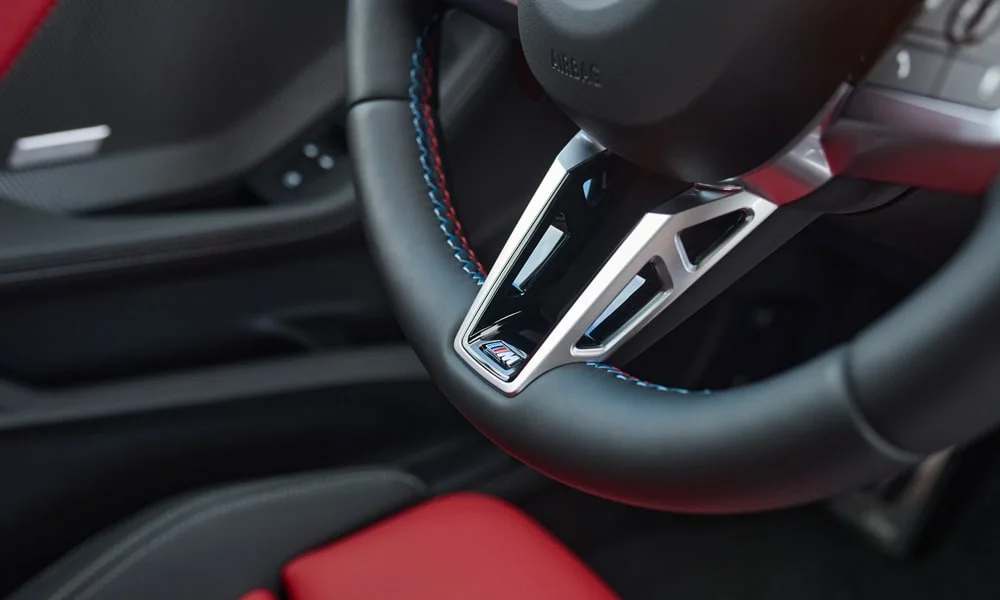 Фото BMW 2 серии Gran Coupe (2024) — руль, фото 2. Обшивка обода и компоновка спиц крупным планом. Обогрев обода — опция, которую оценят зимой BMW 2 серии Gran Coupe (2024) — руль, фото 2