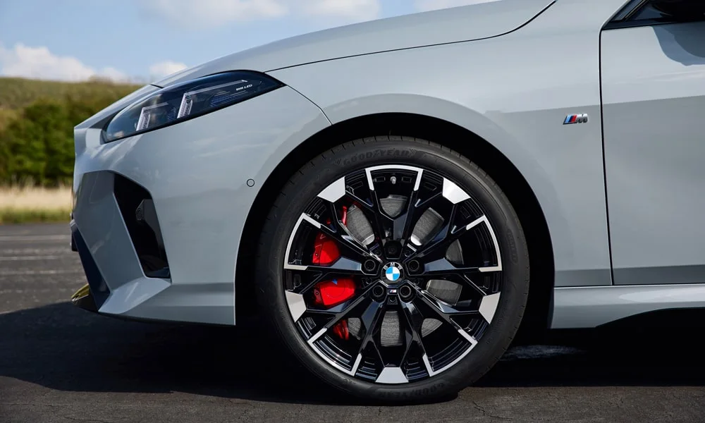 Фото BMW 2 серии Gran Coupe (2024) — колесо и диск. Пятилучевой диск — классика, лёгкая в мойке и визуально стройная. Индекс скорости и нагрузки читается на боковине шины BMW 2 серии Gran Coupe (2024) — колесо и диск
