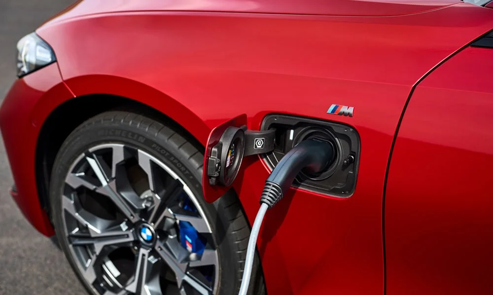 Фото BMW 3 серии Touring (2024) — лючок топливного бака. Зарядный лючок открыт — виден разъём быстрой и медленной зарядки. Крышка порта открывается кнопкой, с экрана или из мобильного приложения BMW 3 серии Touring (2024) — лючок топливного бака
