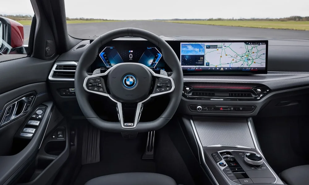 Фото BMW 3 серии Touring (2024) — передняя панель. Компоновка экранов, дефлекторов и консоли. Мягкие материалы верхнего яруса и вставки задают уровень интерьера BMW 3 серии Touring (2024) — передняя панель