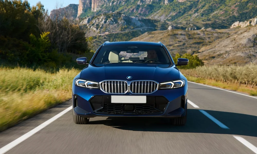 Фото BMW 3 серии Touring (2024) — вид спереди, фото 3. Оптика, решётка и бампер — первое впечатление о модели BMW 3 серии Touring (2024) — вид спереди, фото 3