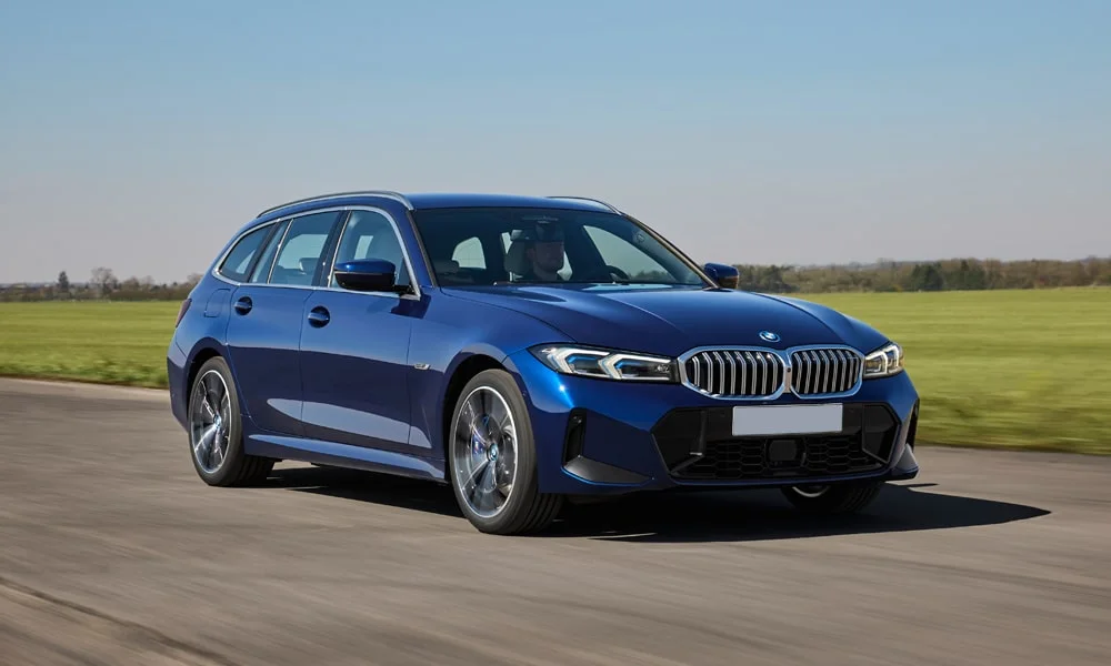 Фото BMW 3 серии Touring (2024) — вид спереди, фото 4. Оптика, решётка и бампер — первое впечатление о модели. Дневные ходовые огни включаются автоматически с запуском BMW 3 серии Touring (2024) — вид спереди, фото 4