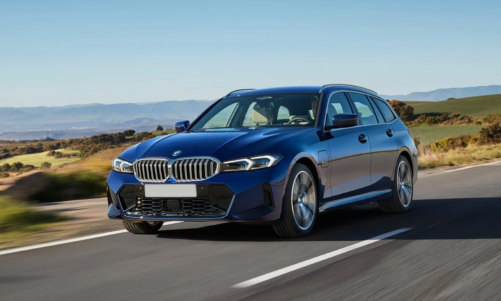 Фото BMW 3 серии Touring (2024) — вид спереди, фото 5. Кузов в синем цвете: рисунок оптики и решётки задаёт узнаваемое «лицо» модели. Дневные ходовые огни включаются автоматически с запуском BMW 3 серии Touring (2024) — вид спереди, фото 5