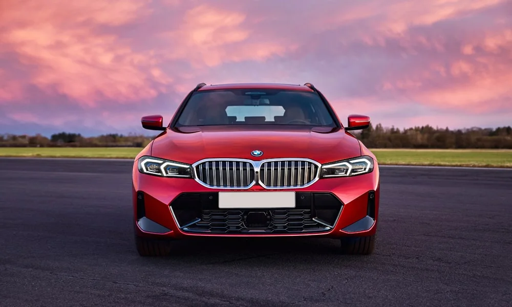 Фото BMW 3 серии Touring (2024) — вид спереди, фото 6. Оптика, решётка и бампер — первое впечатление о модели. Рисунок ходовых огней — подпись модели, по нему её узнают в потоке BMW 3 серии Touring (2024) — вид спереди, фото 6