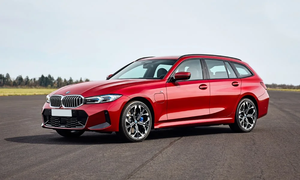 Фото BMW 3 серии Touring (2024) — вид спереди, фото 7. Анфас: пропорции капота, посадка кузова и графика ходовых огней. Рисунок ходовых огней — подпись модели, по нему её узнают в потоке BMW 3 серии Touring (2024) — вид спереди, фото 7