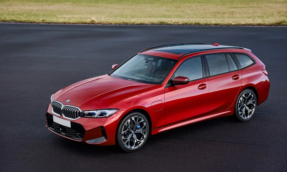 Фото BMW 3 серии Touring (2024) — вид спереди, фото 8. Анфас: пропорции капота, посадка кузова и графика ходовых огней. Дневные ходовые огни включаются автоматически с запуском BMW 3 серии Touring (2024) — вид спереди, фото 8