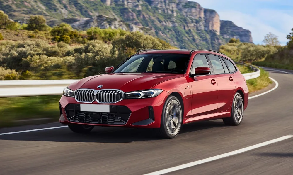 Фото BMW 3 серии Touring (2024) — вид спереди, фото 9. Красный кузов, строгая симметрия оптики — базовый ракурс знакомства с дизайном BMW 3 серии Touring (2024) — вид спереди, фото 9