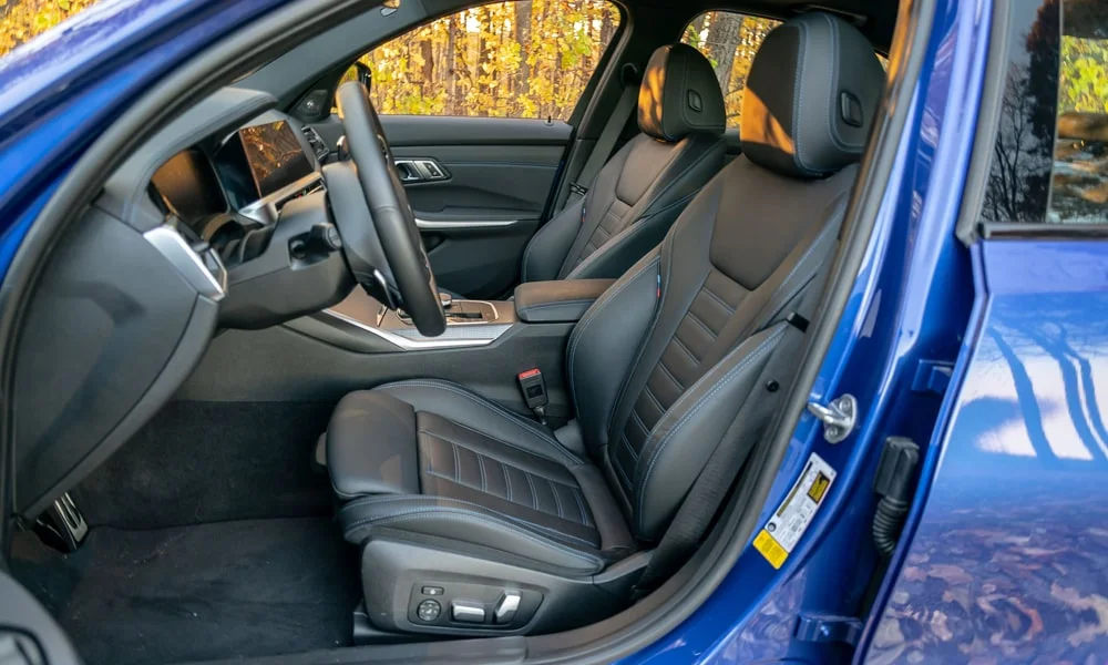 Фото BMW 3 серии Touring (2024) — передние сиденья. Профиль кресел: боковая поддержка и подголовники BMW 3 серии Touring (2024) — передние сиденья