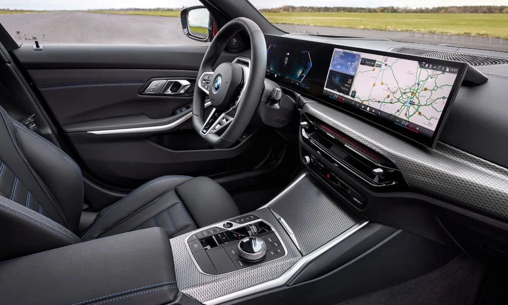 Фото BMW 3 серии Touring (2024) — интерьер. Общий план салона: архитектура панели, консоль и кресла. Уровень отделки читается по стыкам панелей и мягким поверхностям в зонах касания BMW 3 серии Touring (2024) — интерьер