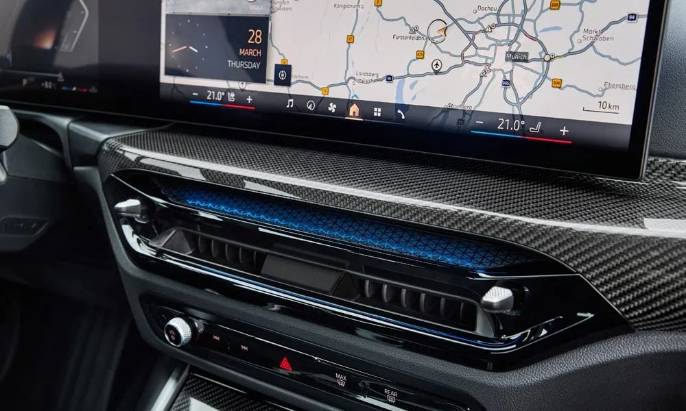 Фото BMW 3 серии Touring (2024) — экран мультимедиа. Интерфейс медиасистемы крупным планом. Климат и обогревы часто управляются с этого экрана — привыкание занимает пару дней BMW 3 серии Touring (2024) — экран мультимедиа