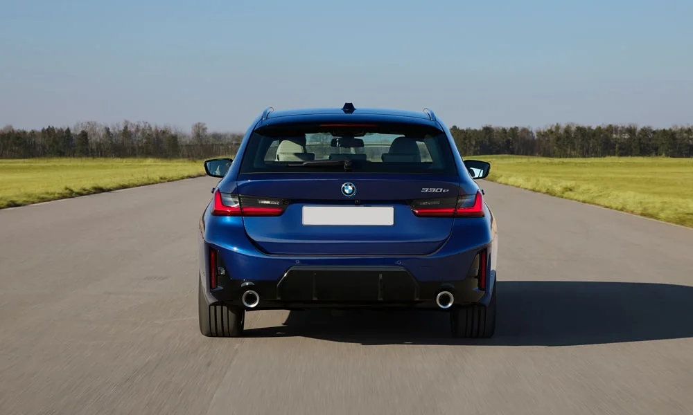 Фото BMW 3 серии Touring (2024) — вид сзади, фото 4. Графика фонарей, бампер и оформление пятой двери BMW 3 серии Touring (2024) — вид сзади, фото 4