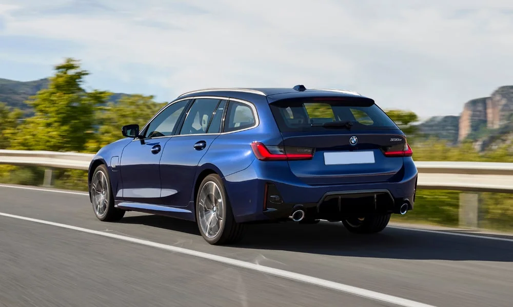 Фото BMW 3 серии Touring (2024) — вид сзади, фото 5. Графика фонарей, бампер и оформление пятой двери BMW 3 серии Touring (2024) — вид сзади, фото 5