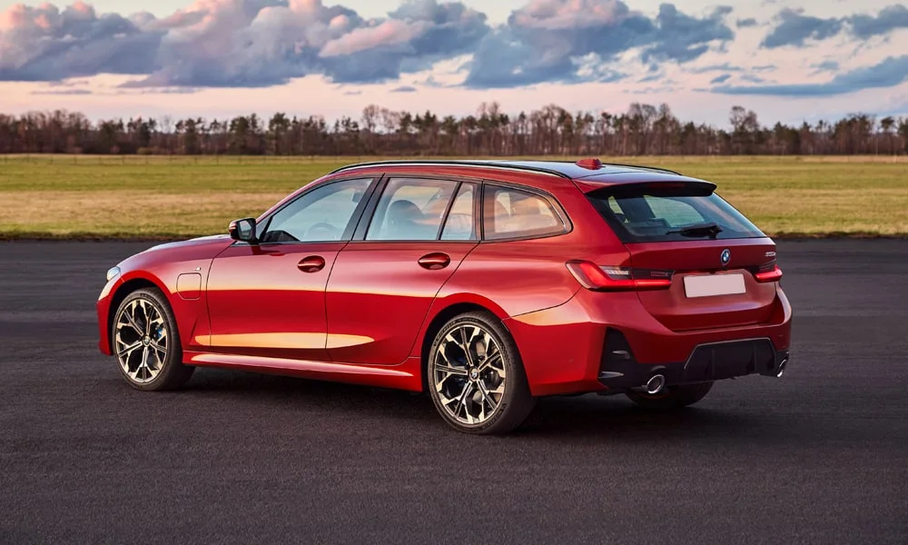 Фото BMW 3 серии Touring (2024) — вид сзади, фото 6. Красный кузов сзади — фонари и бампер определяют ночной образ модели. Светодиодная полоса или раздельные секции — задняя оптика стала главным украшением кормы BMW 3 серии Touring (2024) — вид сзади, фото 6
