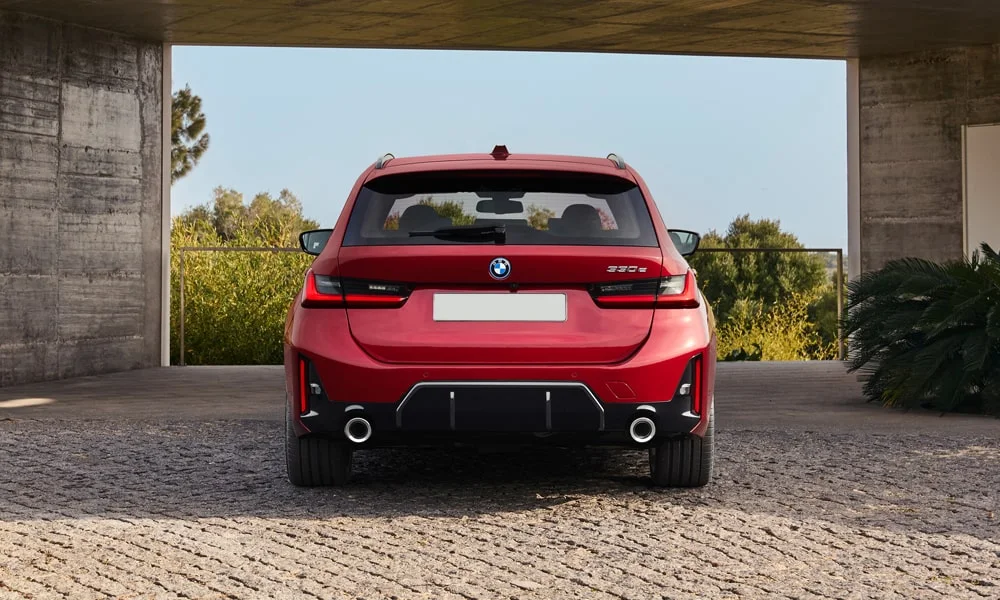 Фото BMW 3 серии Touring (2024) — вид сзади, фото 7. Корма в красном цвете: графика фонарей и пластика пятой двери. Светодиодная полоса или раздельные секции — задняя оптика стала главным украшением кормы BMW 3 серии Touring (2024) — вид сзади, фото 7