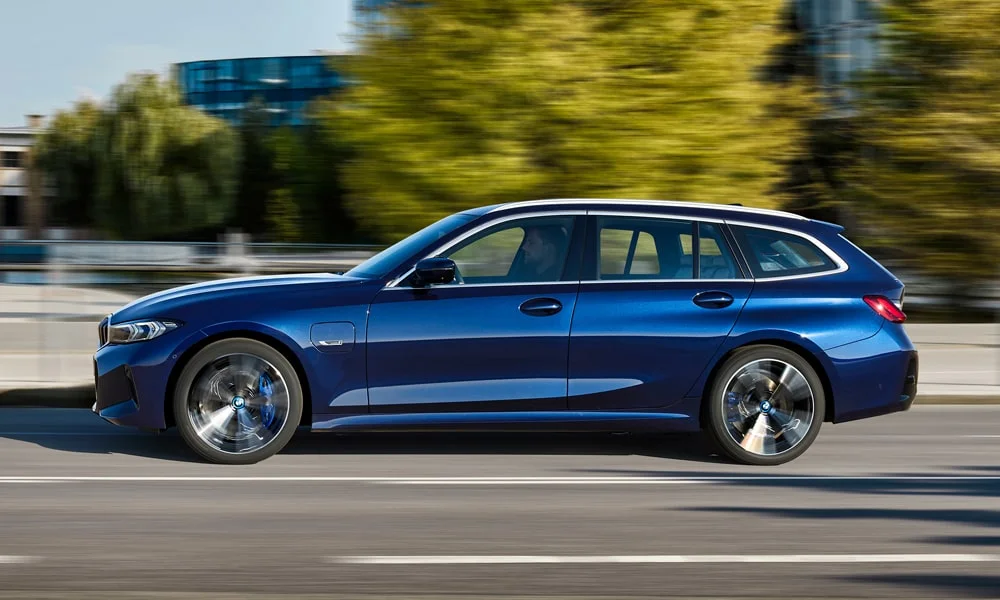 Фото BMW 3 серии Touring (2024) — вид сбоку, фото 2. Синий кузов в профиль — пропорции, высота посадки и дизайн дисков BMW 3 серии Touring (2024) — вид сбоку, фото 2