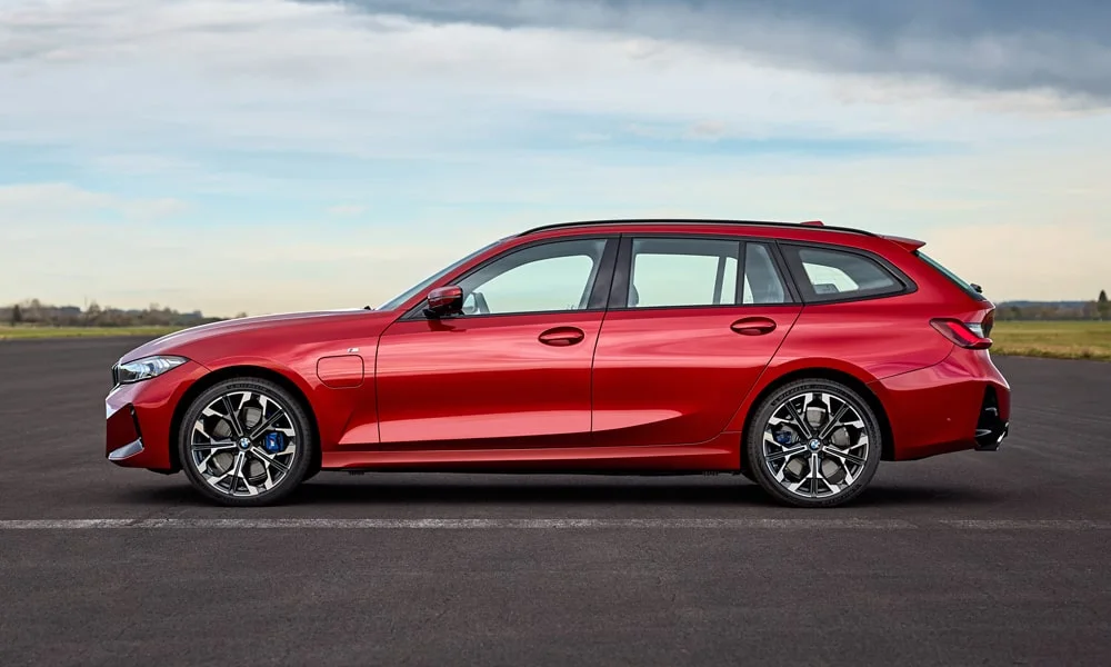 Фото BMW 3 серии Touring (2024) — вид сбоку, фото 3. Красный кузов в профиль — пропорции, высота посадки и дизайн дисков. Длинная база — простор второго ряда; короткие свесы упрощают парковку BMW 3 серии Touring (2024) — вид сбоку, фото 3
