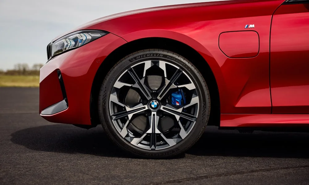 Фото BMW 3 серии Touring (2024) — вид сбоку, фото 4. Красный кузов в профиль — пропорции, высота посадки и дизайн дисков BMW 3 серии Touring (2024) — вид сбоку, фото 4