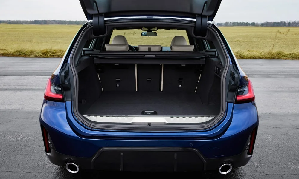 Фото BMW 3 серии Touring (2024) — багажник. Форма проёма, ровный пол и организация пространства. Под полом обычно размещены органайзер, докатка или ремкомплект BMW 3 серии Touring (2024) — багажник