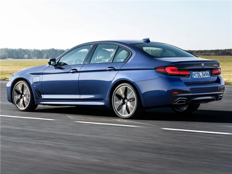 BMW 5 серии Touring 2017-2023: вид сзади. BMW 5 серии Touring 2017-2023 — вид сзади