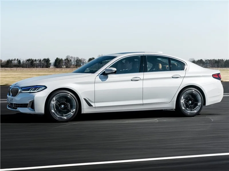 BMW 5 серии Touring 2017-2023 — вид сбоку