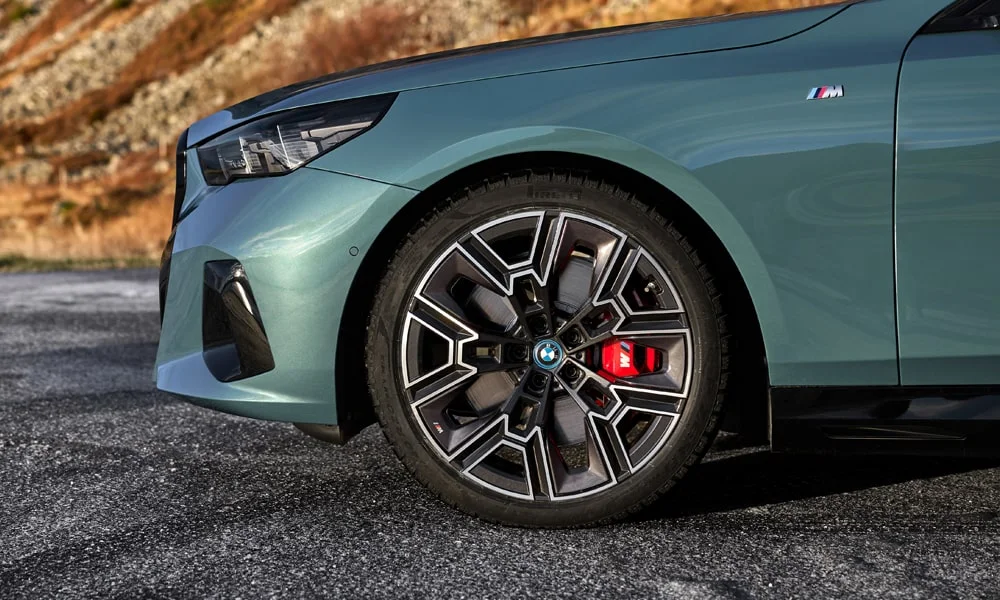 Фото BMW i5 Touring — экстерьер. Внешняя деталь кузова вблизи. Мелкие элементы экстерьера дополняют общий стиль модели BMW i5 Touring — экстерьер