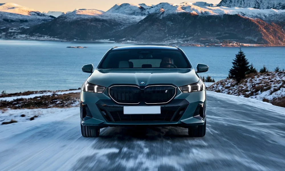 Фото BMW i5 Touring — вид спереди, фото 4. Оптика, решётка и бампер — первое впечатление о модели. Рисунок ходовых огней — подпись модели, по нему её узнают в потоке BMW i5 Touring — вид спереди, фото 4