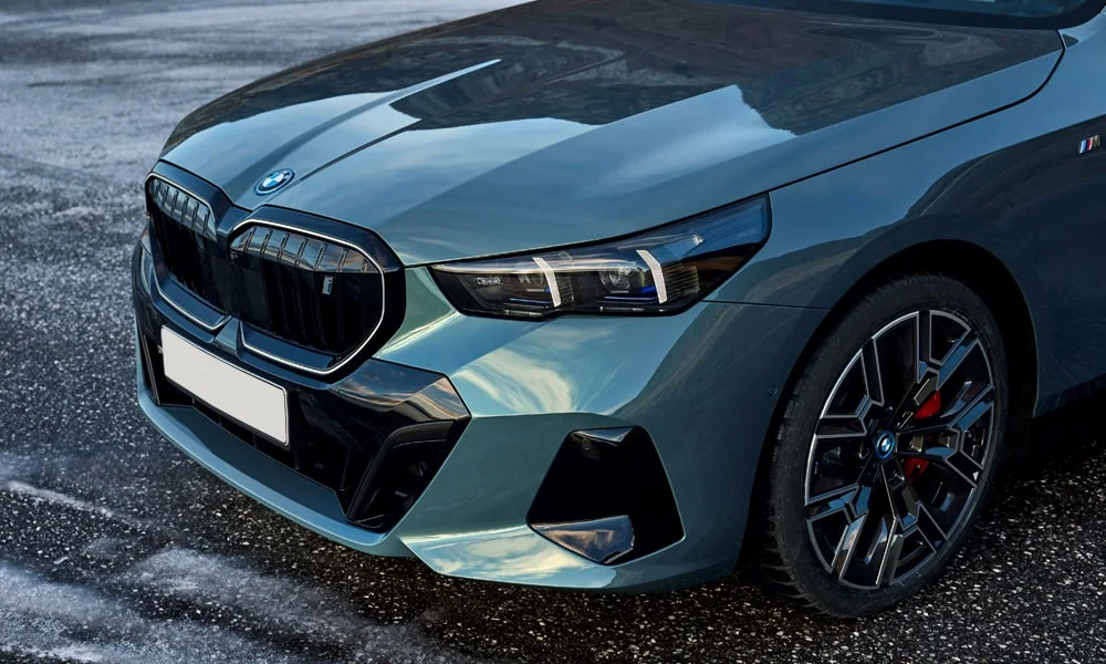 Фото BMW i5 Touring — вид спереди, фото 5. Оптика, решётка и бампер — первое впечатление о модели. Рисунок ходовых огней — подпись модели, по нему её узнают в потоке BMW i5 Touring — вид спереди, фото 5