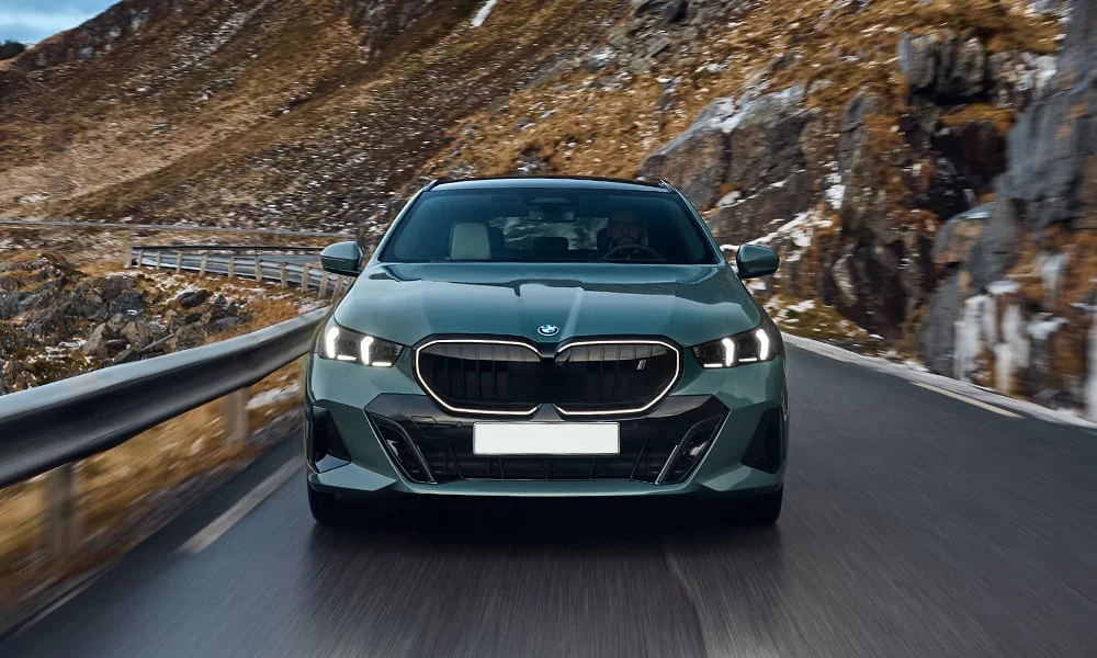 Фото BMW i5 Touring — вид спереди, фото 6. Оптика, решётка и бампер — первое впечатление о модели. Рисунок ходовых огней — подпись модели, по нему её узнают в потоке BMW i5 Touring — вид спереди, фото 6