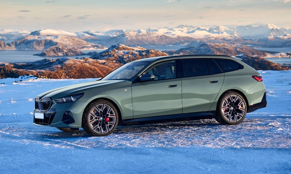 Фото BMW i5 Touring — вид спереди, фото 10. Оптика, решётка и бампер — первое впечатление о модели. Дневные ходовые огни включаются автоматически с запуском BMW i5 Touring — вид спереди, фото 10