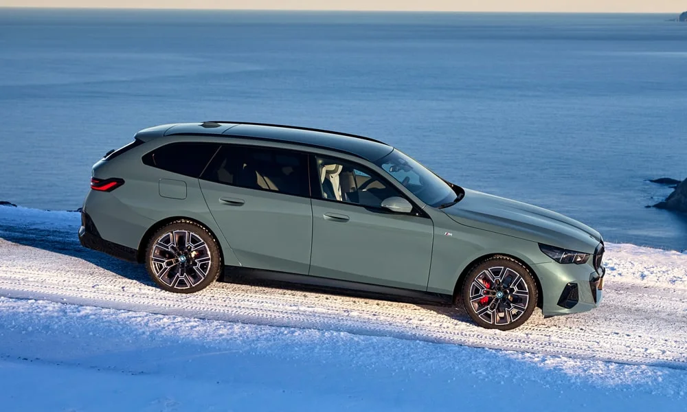 Фото BMW i5 Touring — вид спереди, фото 11. Передок в зелёном исполнении — крупная светотехника и выразительный бампер. Дневные ходовые огни включаются автоматически с запуском BMW i5 Touring — вид спереди, фото 11