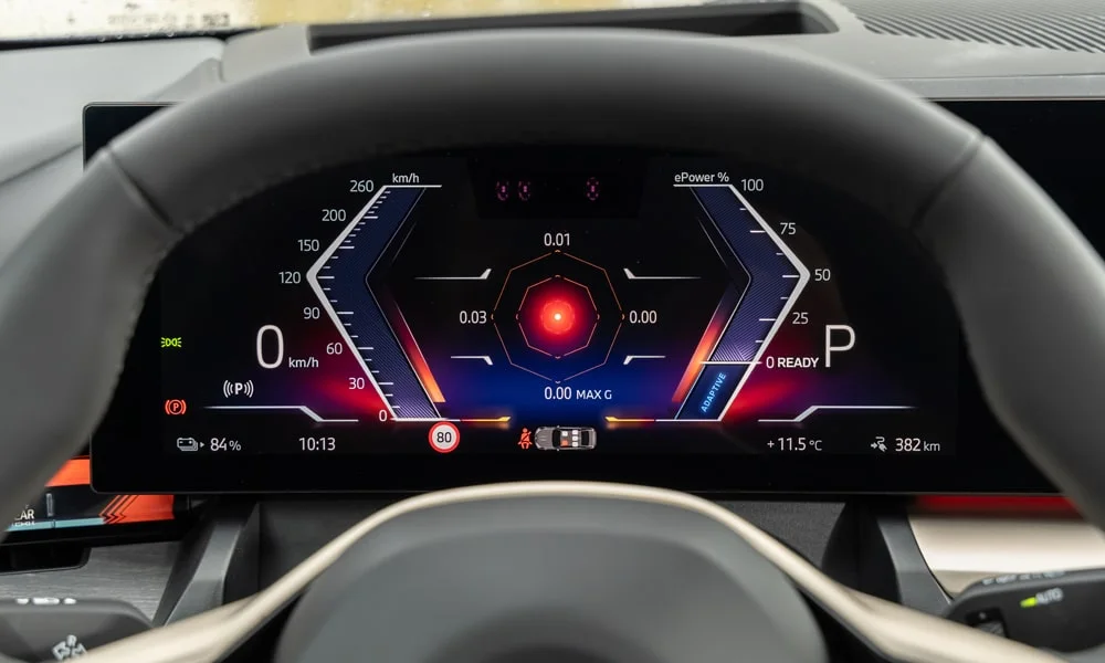 Фото BMW i5 Touring — приборная панель. Экран приборов за рулём — вся ходовая информация перед глазами. Запас хода и расход выводятся крупно — главные цифры ежедневных поездок BMW i5 Touring — приборная панель