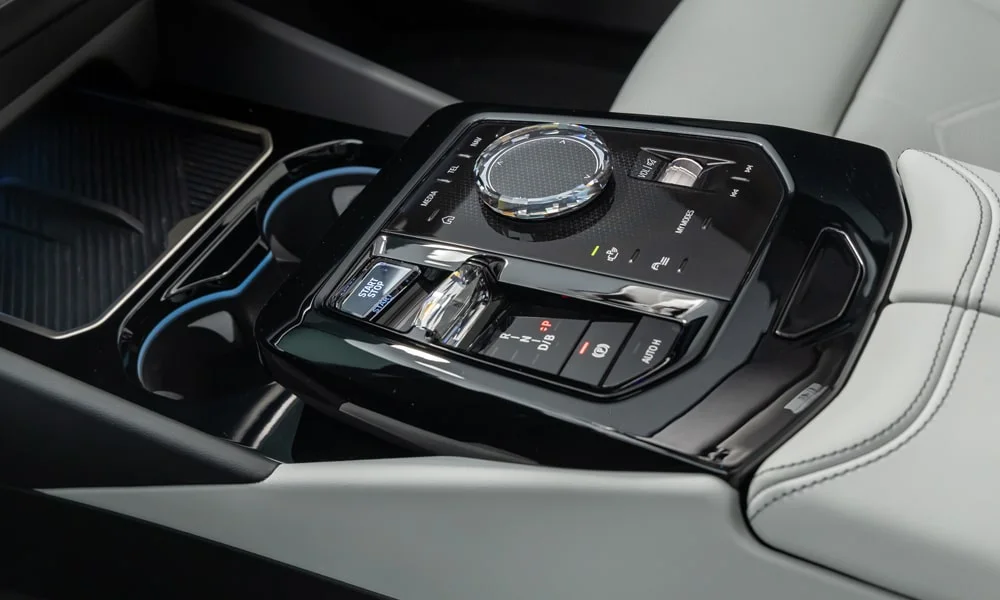 Фото BMW i5 Touring — интерьер. Общий план салона: архитектура панели, консоль и кресла BMW i5 Touring — интерьер