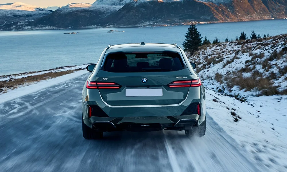 Фото BMW i5 Touring — вид сзади, фото 4. Графика фонарей, бампер и оформление пятой двери. Светодиодная полоса или раздельные секции — задняя оптика стала главным украшением кормы BMW i5 Touring — вид сзади, фото 4