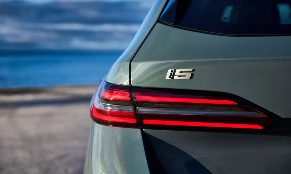 Фото BMW i5 Touring — вид сзади, фото 5. Графика фонарей, бампер и оформление пятой двери BMW i5 Touring — вид сзади, фото 5
