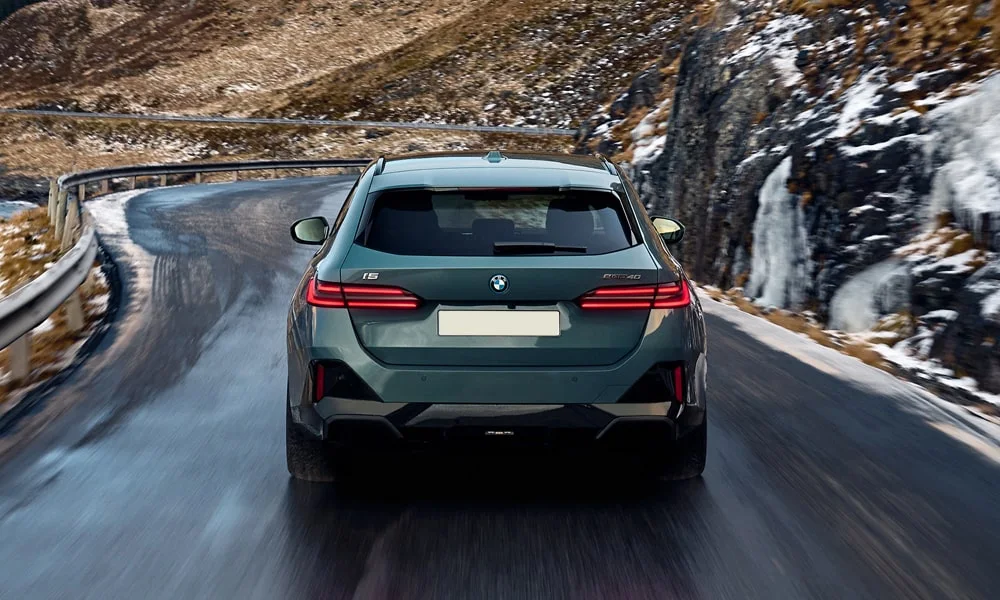 Фото BMW i5 Touring — вид сзади, фото 6. Графика фонарей, бампер и оформление пятой двери BMW i5 Touring — вид сзади, фото 6