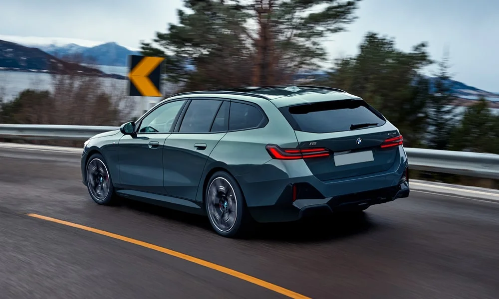 Фото BMW i5 Touring — вид сзади, фото 7. Зелёный кузов сзади — фонари и бампер определяют ночной образ модели. Светодиодная полоса или раздельные секции — задняя оптика стала главным украшением кормы BMW i5 Touring — вид сзади, фото 7