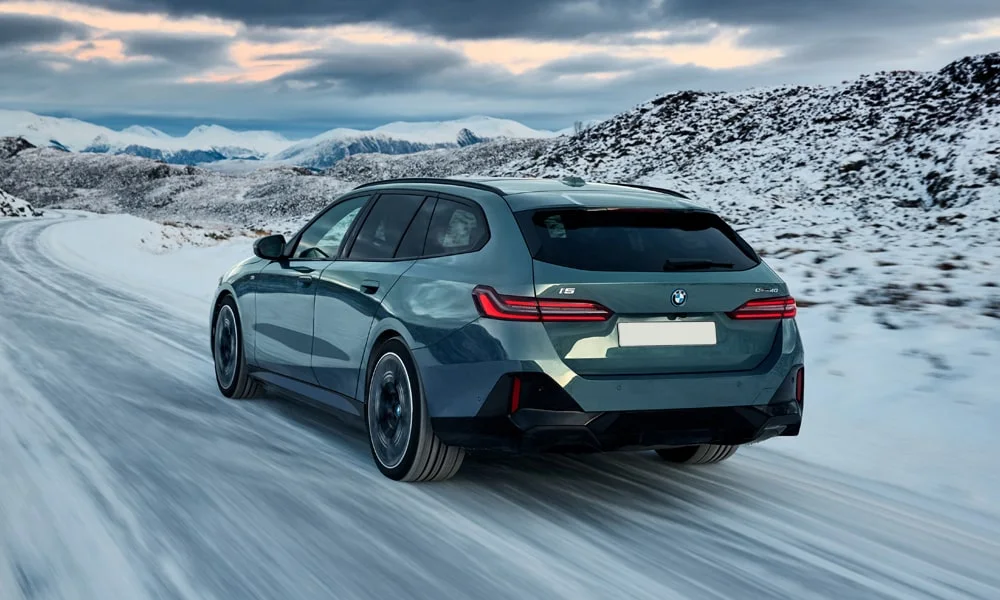 Фото BMW i5 Touring — вид сзади, фото 8. Серый кузов сзади — фонари и бампер определяют ночной образ модели. Светодиодная полоса или раздельные секции — задняя оптика стала главным украшением кормы BMW i5 Touring — вид сзади, фото 8
