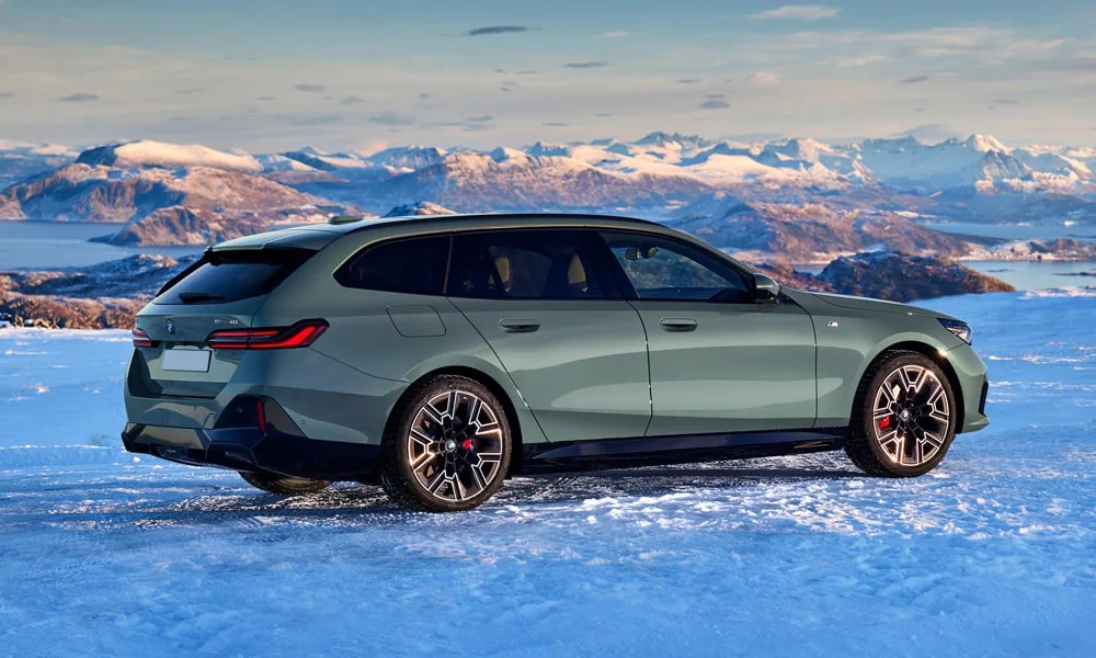 Фото BMW i5 Touring — вид сзади, фото 9. Линия крыши, стойки и задняя дверь в зелёном исполнении. Насадки выхлопа или их имитация внизу бампера различают версии BMW i5 Touring — вид сзади, фото 9