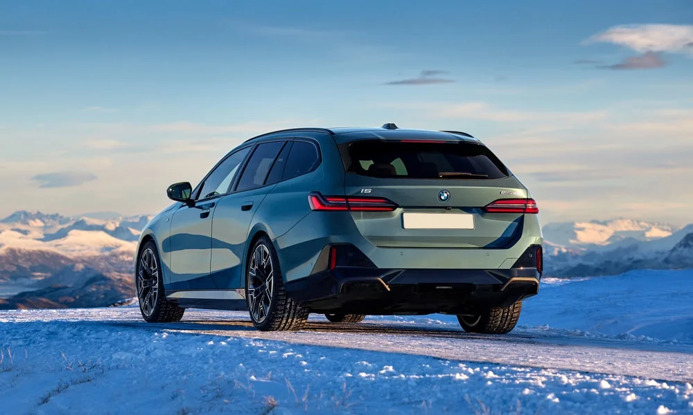 Фото BMW i5 Touring — вид сзади, фото 10. Графика фонарей, бампер и оформление пятой двери. Светодиодная полоса или раздельные секции — задняя оптика стала главным украшением кормы BMW i5 Touring — вид сзади, фото 10