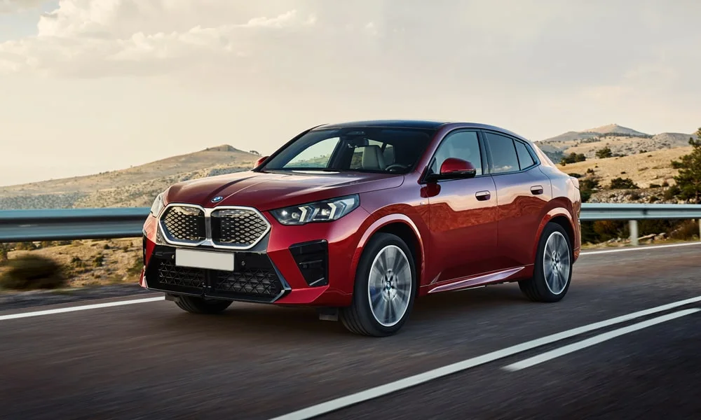 Фото BMW iX2 — вид спереди, фото 3. Передок в красном исполнении — крупная светотехника и выразительный бампер BMW iX2 — вид спереди, фото 3
