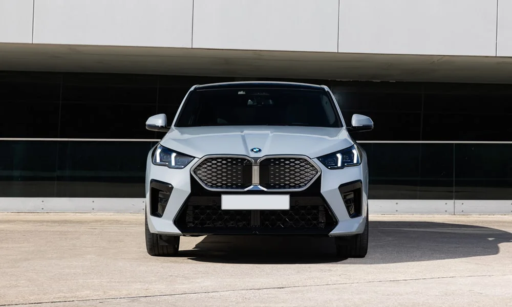 Фото BMW iX2 — вид спереди, фото 6. Оптика, решётка и бампер — первое впечатление о модели. Рисунок ходовых огней — подпись модели, по нему её узнают в потоке BMW iX2 — вид спереди, фото 6