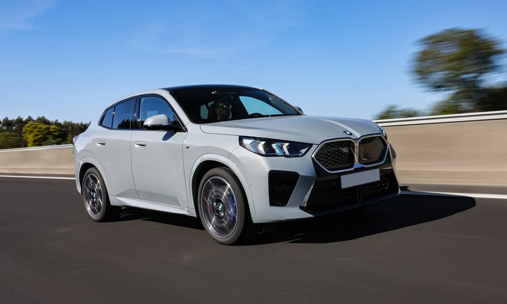 Фото BMW iX2 — вид спереди, фото 7. Оптика, решётка и бампер — первое впечатление о модели. Дневные ходовые огни включаются автоматически с запуском BMW iX2 — вид спереди, фото 7