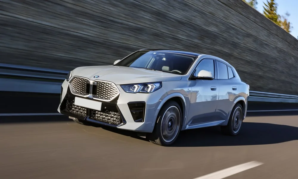 Фото BMW iX2 — вид спереди, фото 8. Оптика, решётка и бампер — первое впечатление о модели. Дневные ходовые огни включаются автоматически с запуском BMW iX2 — вид спереди, фото 8