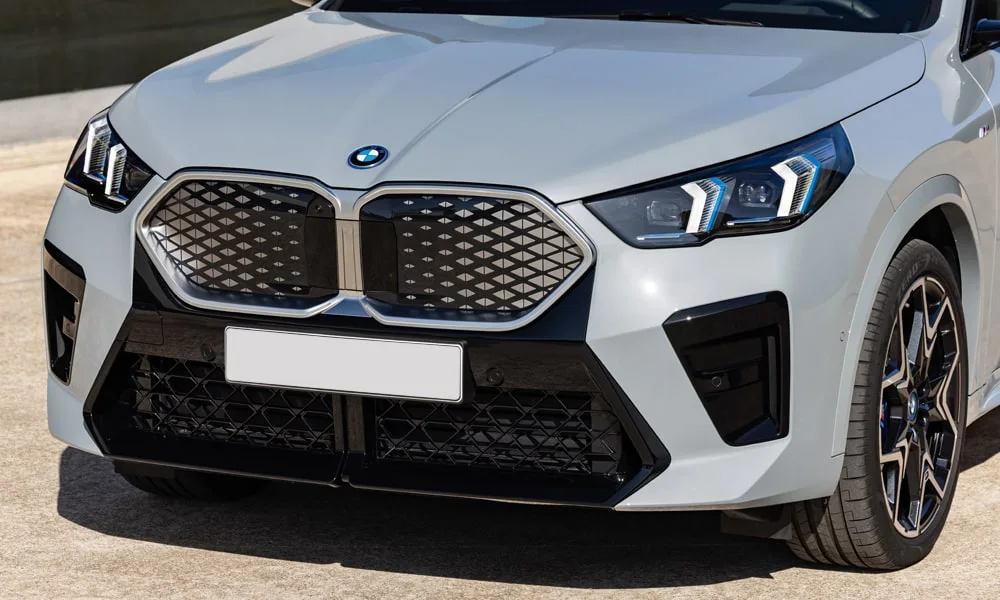 Фото BMW iX2 — вид спереди, фото 9. Оптика, решётка и бампер — первое впечатление о модели. Дневные ходовые огни включаются автоматически с запуском BMW iX2 — вид спереди, фото 9