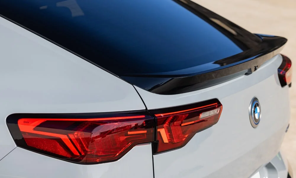 Фото BMW iX2 — крыша, фото 3. Крыша сверху: остекление, рейлинги и антенна-плавник. Рейлинги рассчитаны на поперечины для бокса или велокреплений BMW iX2 — крыша, фото 3